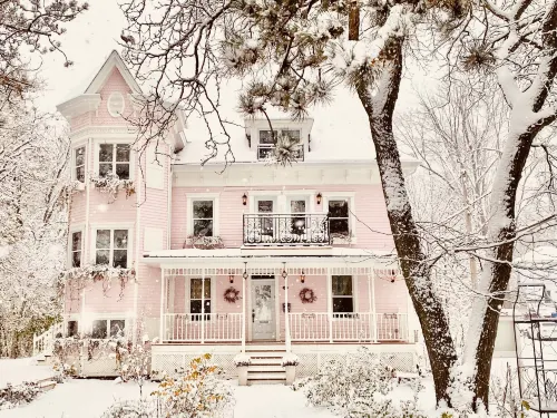 Maison Rose Hotels in Vaudreuil-Soulanges