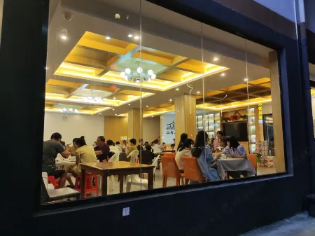 Libo Xiaoqikong Mountain Lodge Отели рядом с достопримечательностью «Wolong Pond»