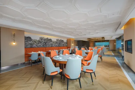 Vienna International Hotel (Guiyang High Speed Rail North Station Junfa City Branch) Отели рядом с достопримечательностью «Jinyang Gymnasium»