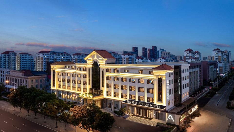 Han Le Fang Night City Atour Hotel at Weihai Station