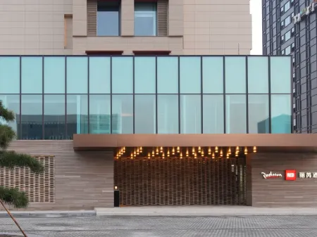 Radisson RED Jingyue Changchun Отели рядом с достопримечательностью «College of Humanities & Science of Northeast Normal University»