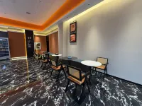 Liling Cichen Grand Hotel (Liquan Road Jiuhong Century Plaza)