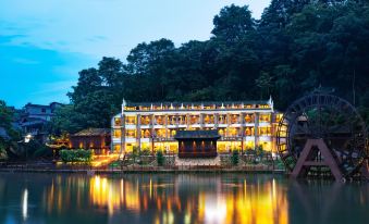 Zuijiangyue Wisdom Riverview Hotel (Phoenix Ancient City Tuojiang Yunqiao Branch)