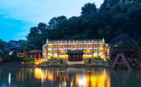 Zui Jiang Yue Smart River View Homestay (Fenghuang Ancient Town Tuojiang Yunqiao) فنادق في 