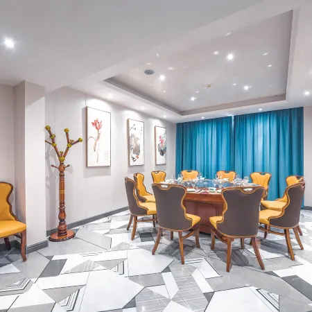 Zhongzhou International Hotel (Zhonglou Plaza, Luohe Convention and Exhibition Center) Отели в г. Луохэ