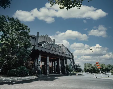 Century International Convention Center (Baijia Lake 1912) Отели рядом с достопримечательностью «Baijiahu Garden Citizen's Square»