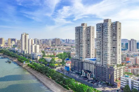 Four Seasons Goldensun Hotel Отели рядом с достопримечательностью «Hunan Institute of Applied Technology (West Campus)»