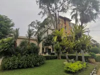 Suklutai Hotel & Serviced Apartment Hotel dekat Wat Hua Suan