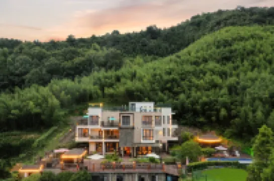 Cloud Mirror Holiday Hostel