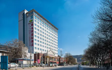 Vienna International Hotel (Yan'an Shenglong Railway Station) Отели рядом с достопримечательностью «Wangjiaping Revolutionary Site»
