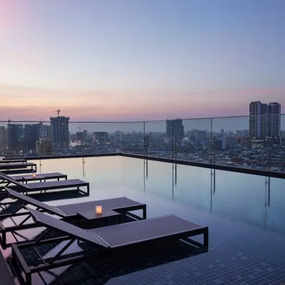 Courtyard by Marriott Phnom Penh ボファナセンター周辺のホテル