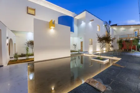 Leon Yu Mu Zhi Ye Designer Homestay (Dukezong Ancient City Store) Отели рядом с достопримечательностью «Zhongdian Sutra Depository Scenic Spot»