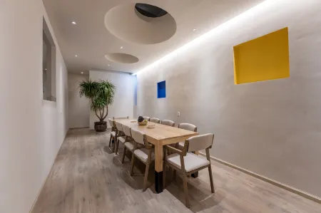 Leon Yu Mu Zhi Ye Designer Homestay (Dukezong Ancient City Store) Отели рядом с достопримечательностью «Zhongdian Sutra Depository Scenic Spot»