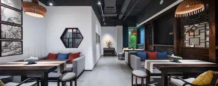 QIANNA HOTEL(Xinmi City Zhongqiang Guangnian) Отели рядом с достопримечательностью «Fengquan Lake Scenic Area»