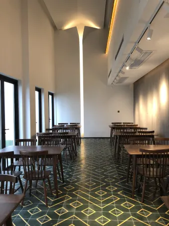 Azure Greek Resort Отели рядом с достопримечательностью «Rainbow Waterfall Scenic Spot In The Dabie Mountains»