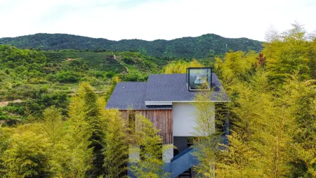 Azure Greek Resort Отели рядом с достопримечательностью «Rainbow Waterfall Scenic Spot In The Dabie Mountains»