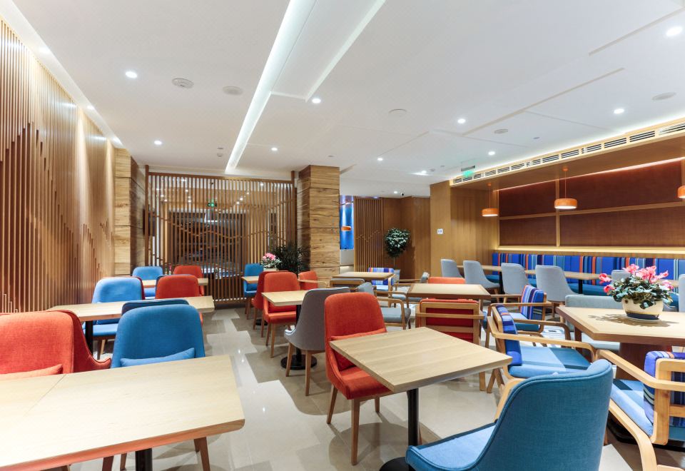 3. 홀리데이 인 익..