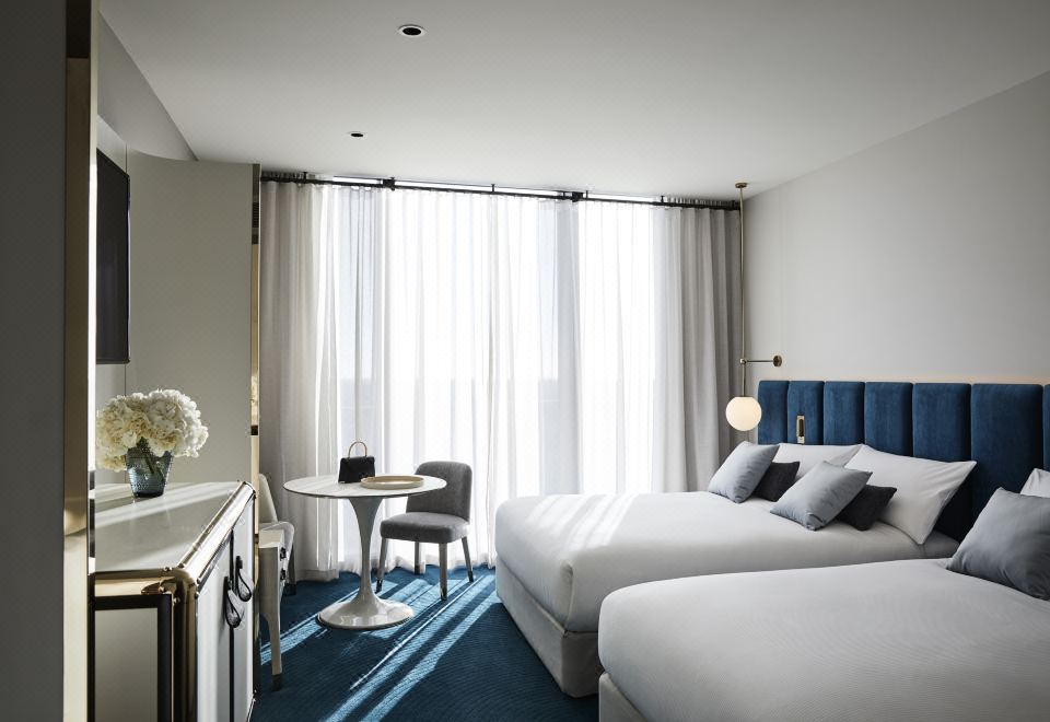 Hotel Chadstone Melbourne의 럭셔리 실내 수영장 이미지