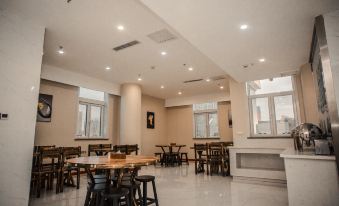 Home Inn Baiyun Hotel (Korla Jiaotong West Road Food Court)