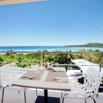 Ocean Suites Bohol Boutique Hotel Отели рядом с достопримечательностью «Бохол Кволити Молл»