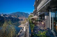 FengHuang Shan Shui Lian Xin Hotel Отели рядом с достопримечательностью «City Building, Восточный ворота Чжэньси»