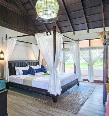 ห้องดีลักซ์ เตียงคิงไซส์ พร้อมระเบียง