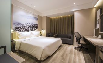Atour Hotel (Houma Xintian Square)