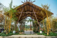Huayu Hot Spring Homestay - parking