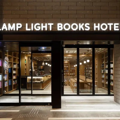 LAMP LIGHT BOOKS HOTEL sapporo Отели рядом с достопримечательностью «Парк Маруяма»