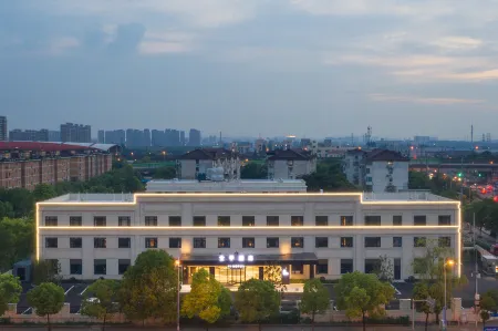 JI Hotel (Shanghai Bao'an Highway Subway Station) Отели рядом с достопримечательностью «Shanghai Jiguang Polytechnic College»