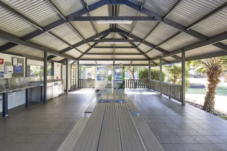 Big4 Sydney Lakeside Holiday Park Отели в г. Палм Бич