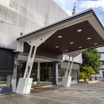 R2 Hotel Chiangmai Отели рядом с достопримечательностью «Ват Пратхат Дой Сутхеп»