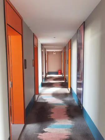 Yiju Future Intelligent Hotel (Biyang People's Hospital Shop)