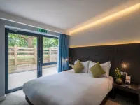 Pelican London Hotel and Residence Hotels near Wandsworth