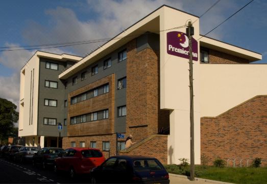 프리미어 인의 깔끔하고 현대적인 객실