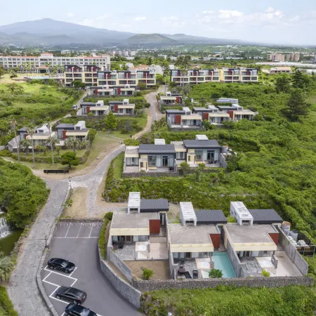 Stanford Hotel & Resort Jeju Отели рядом с достопримечательностью «Публичная библиотека в городе Эволь»
