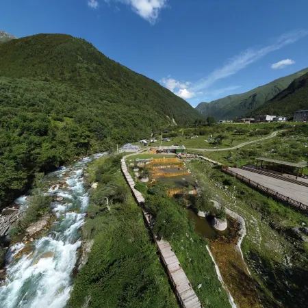 Kangding Zhongguhong Hot Springs Camp Accommodation