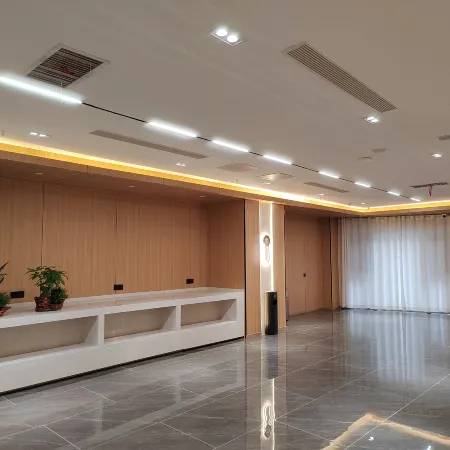 He Zhang Cloud Eminent Hotel