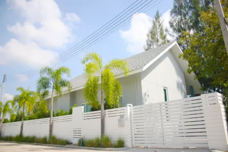 Villa 3 bedrooms, 2 private bathrooms, size 294 sq m. – Cha-am beach Отели рядом с достопримечательностью «Simantra Private Villas»