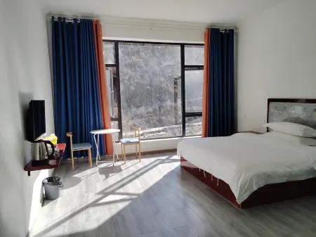 Kangding Mingjun Chinese Inn Отели рядом с достопримечательностью «Seven-color Sea»