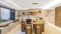 Starlight Cabin Holiday Inn (Wuyuan High-speed Railway Station Branch)