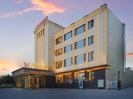 Vienna Hotel (Dalian Lushun Center Square Branch) Отели рядом с достопримечательностью «Dalian University of Foreign Languages (Lvshun South Road)»