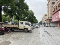Eight Days Express Hotel (Yushu Yaodu North Avenue Branch) - parking