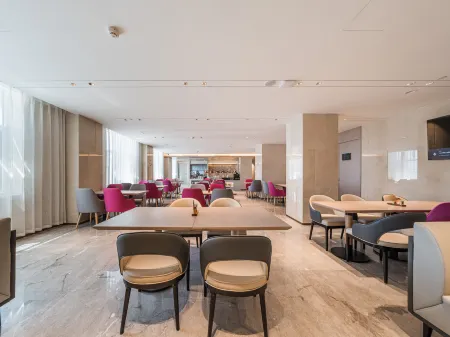 Lavande Hotel (Kuitun Youhao Shopping Center Meimei Plaza Branch) Отели рядом со станцией Kuitun Railway Station