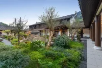 Creek Fisherman's Courtyard