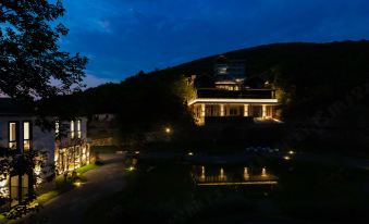 the Lishan Bright Moon Hotel