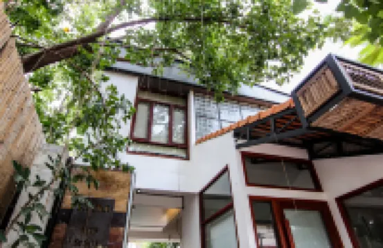 薩里納別墅飯店 B2B Center附近的飯店