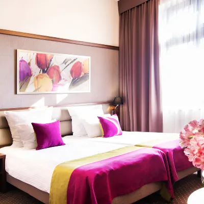 Golden Tulip Krakow City Center Hotels near Nova Gallery
