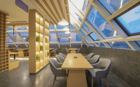 Qingmu Platinum Hotel (Changxing East fish square eight hundred companion store) Отели рядом с достопримечательностью «Imperial Palace of Emperor Chenwu»