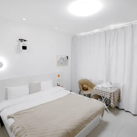 Bear House · Guomao Premium Audio-Visual Homestay (Kaili Guomao Shopping Mall)